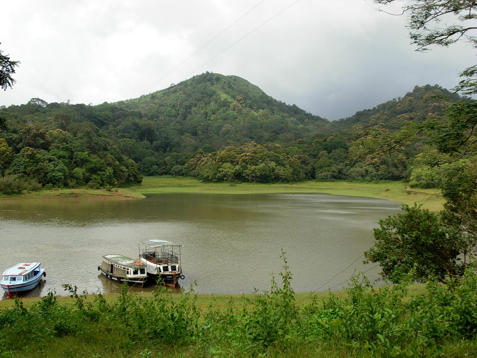 https://d3r8gwkgo0io6y.cloudfront.net/upload/Periyar Lake04.jpg
